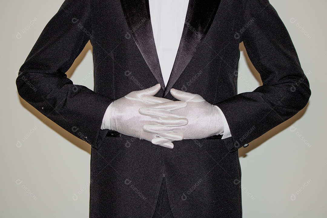 Jovem mágico ilusionista negro fazendo mágica com uma cartola e uma varinha mágica