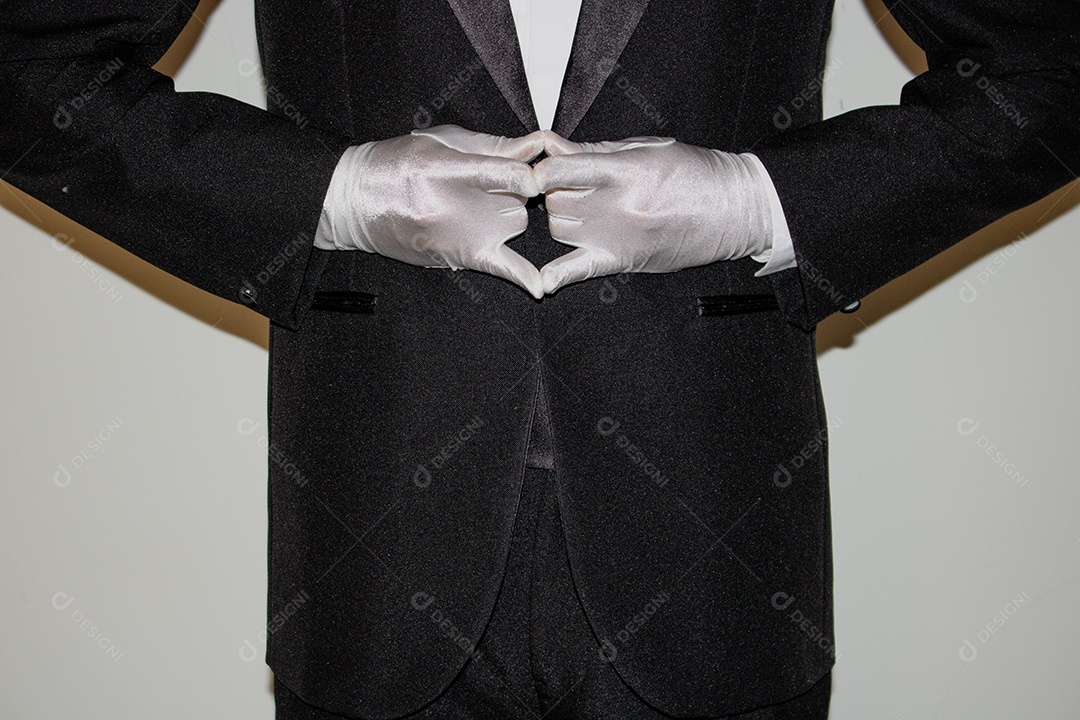 Jovem mágico ilusionista negro fazendo mágica com uma cartola e uma varinha mágica