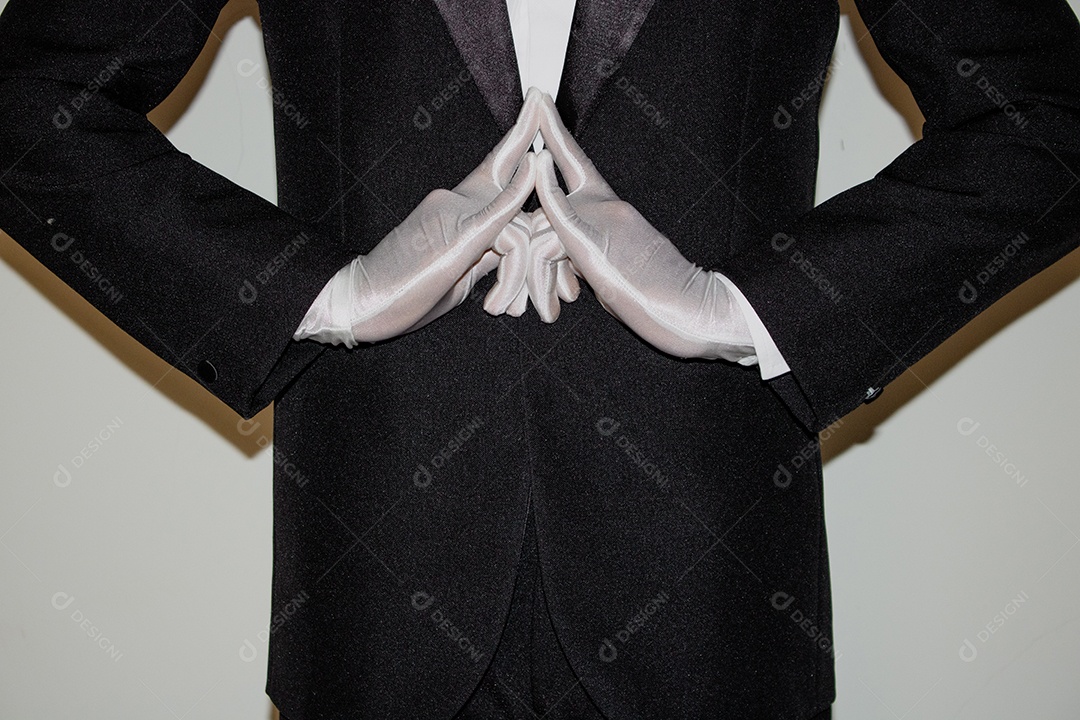 Jovem mágico ilusionista negro fazendo mágica com uma cartola e uma varinha mágica