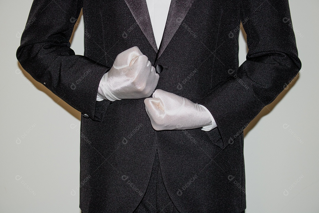 Jovem mágico ilusionista negro fazendo mágica com uma cartola e uma varinha mágica