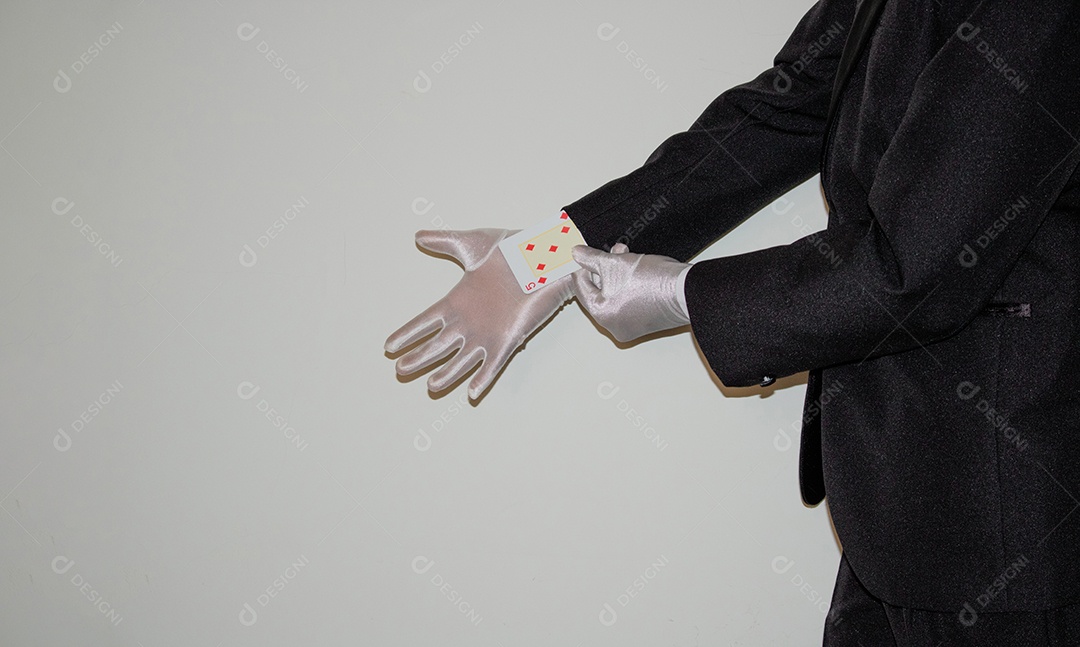 Jovem mágico ilusionista negro fazendo mágica com uma cartola e uma varinha mágica