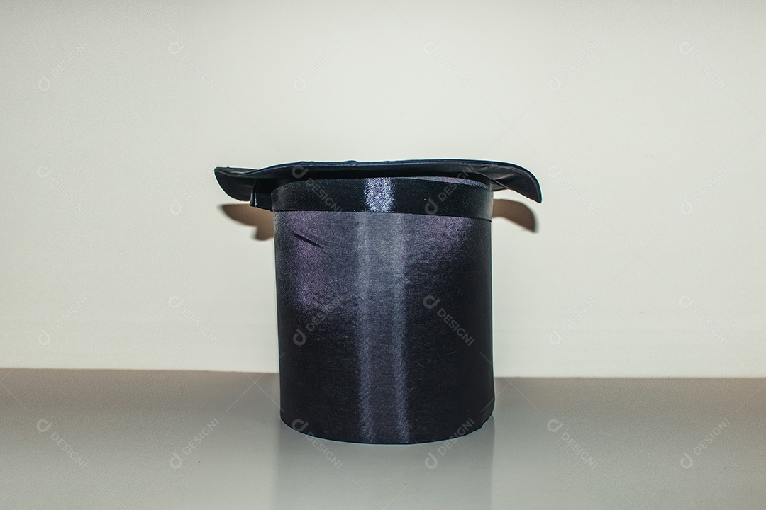Chapéu de magia preta isolado em fundo branco