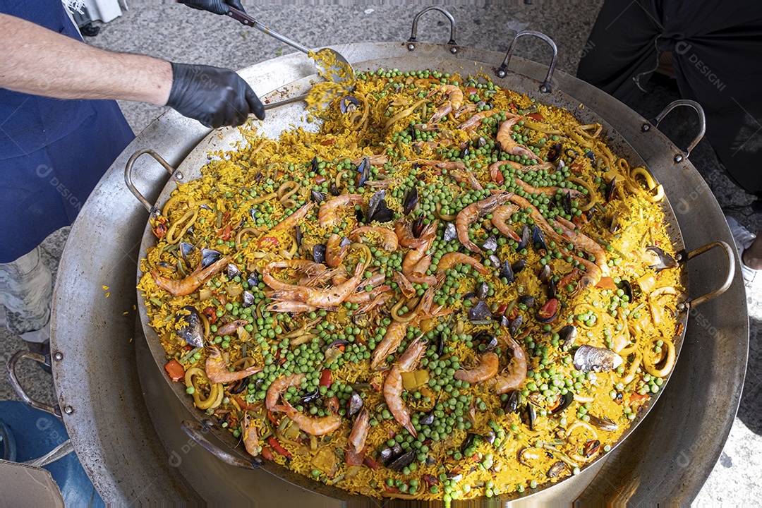 Paella mexicana com vários ingredientes (arroz, camarão, ervilha, marisco e tomate).