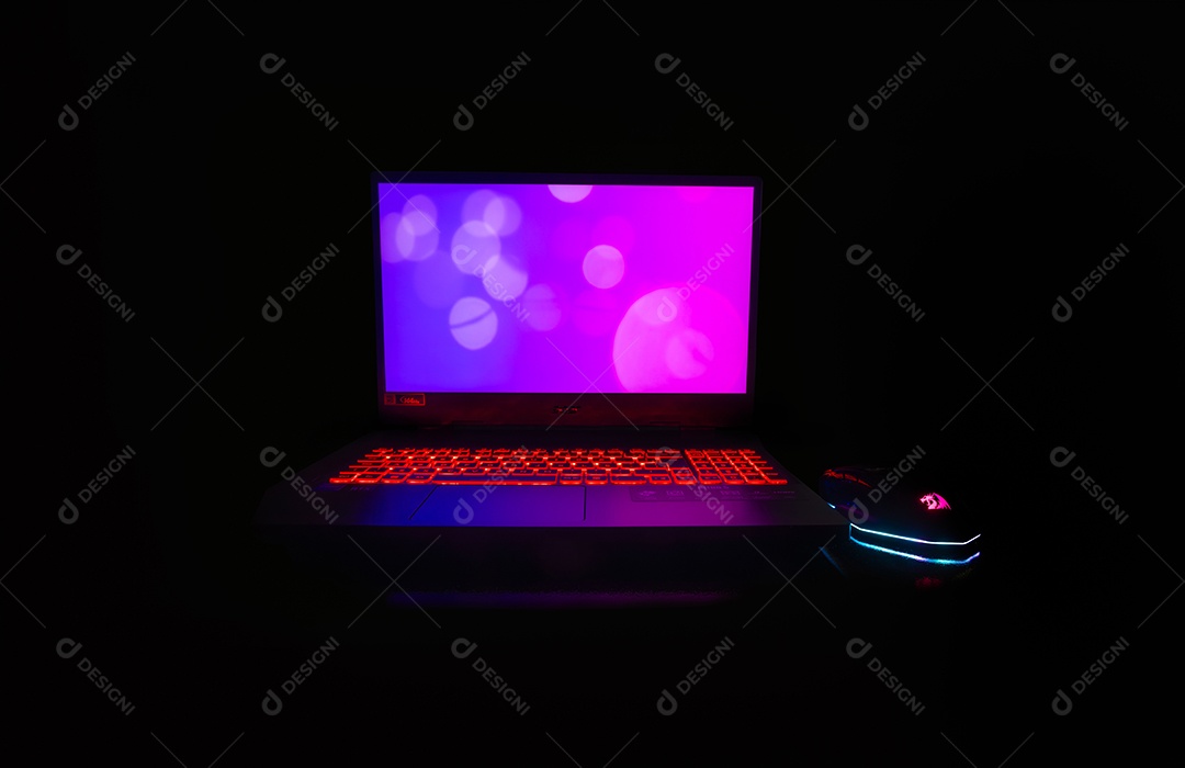 Notebook aberto e ligado sobre fundo escuro