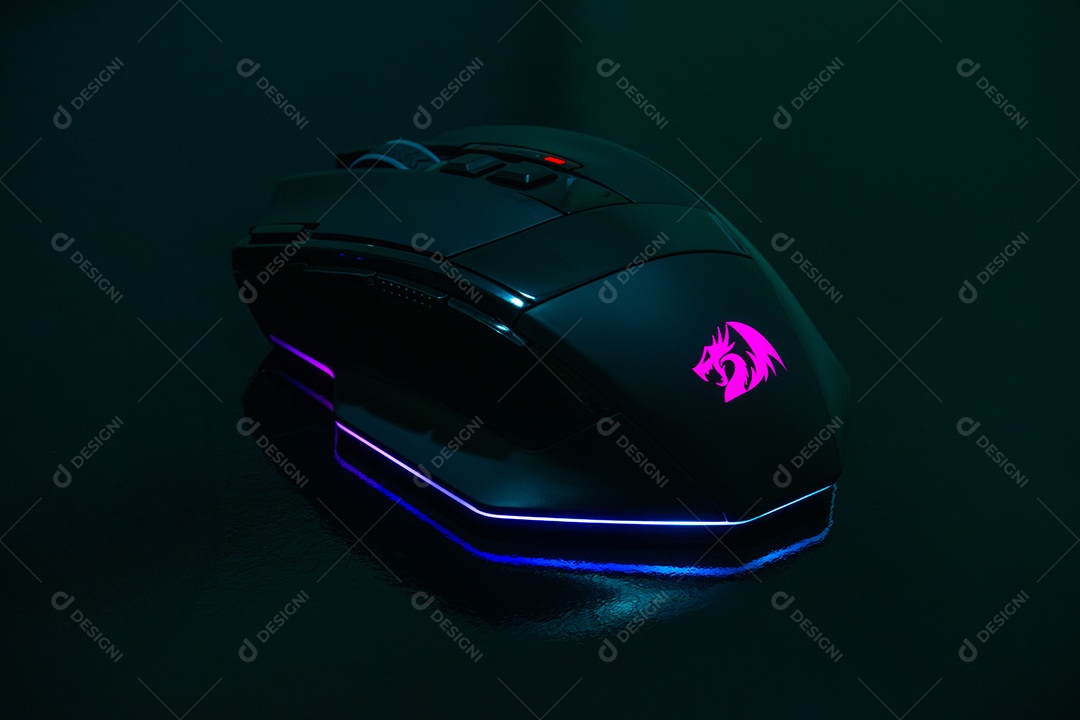 Mouse de computador em fundo preto