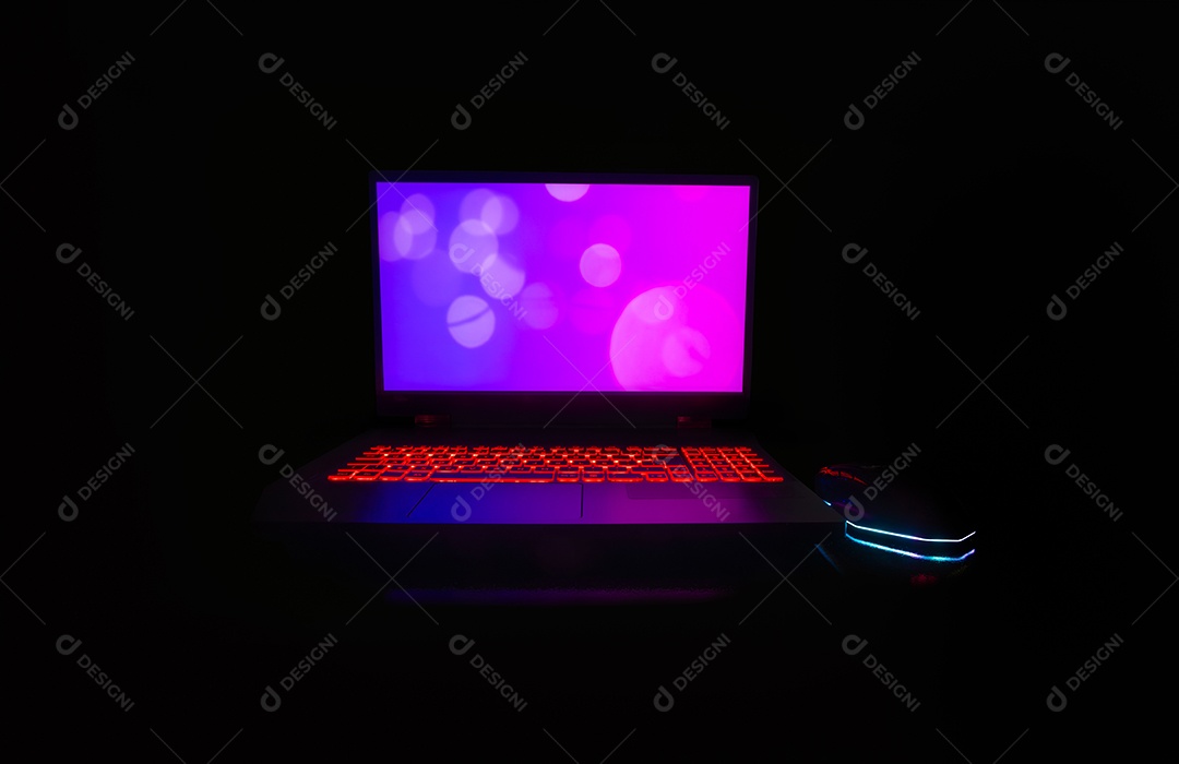 Notebook aberto e ligado sobre fundo escuro