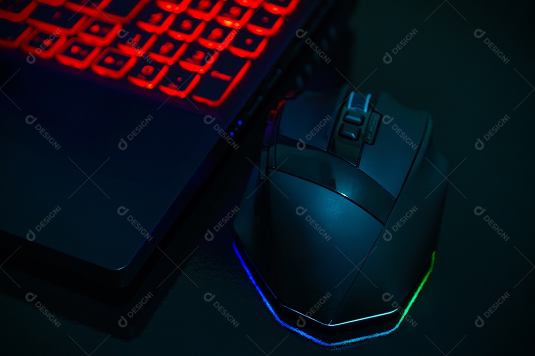 Teclado de computador e mouse sobre fundo preta