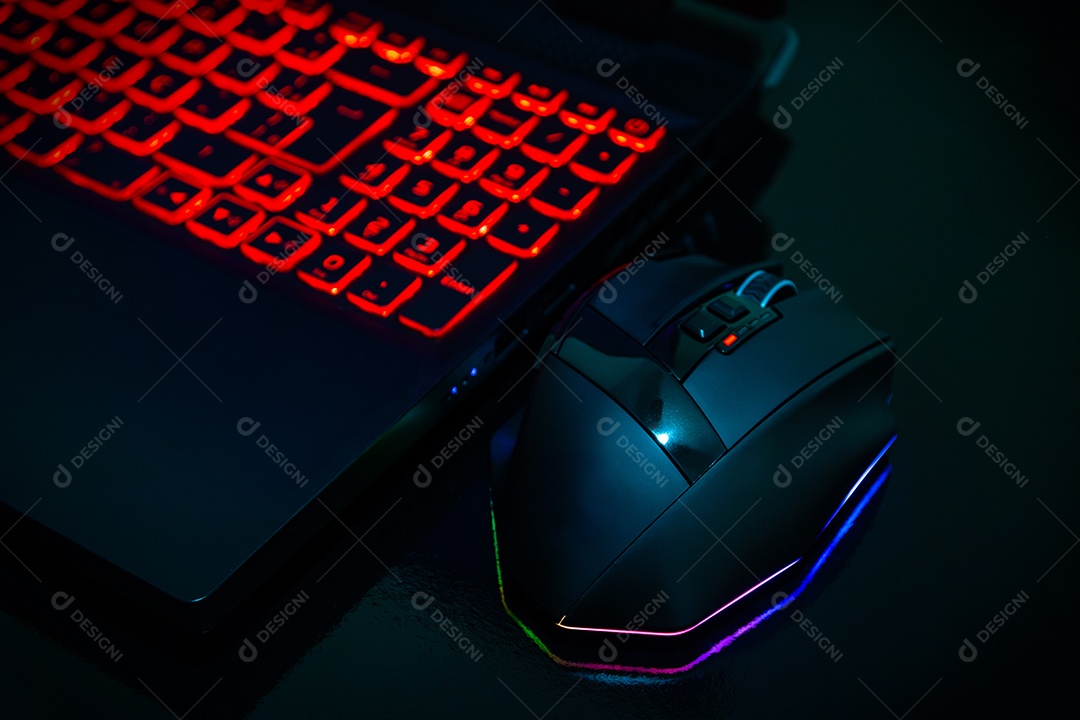 Teclado de computador e mouse sob re fundo preta