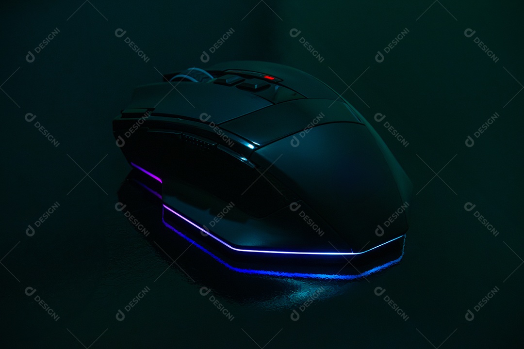 Jogador de mouse isolado em mesa preta