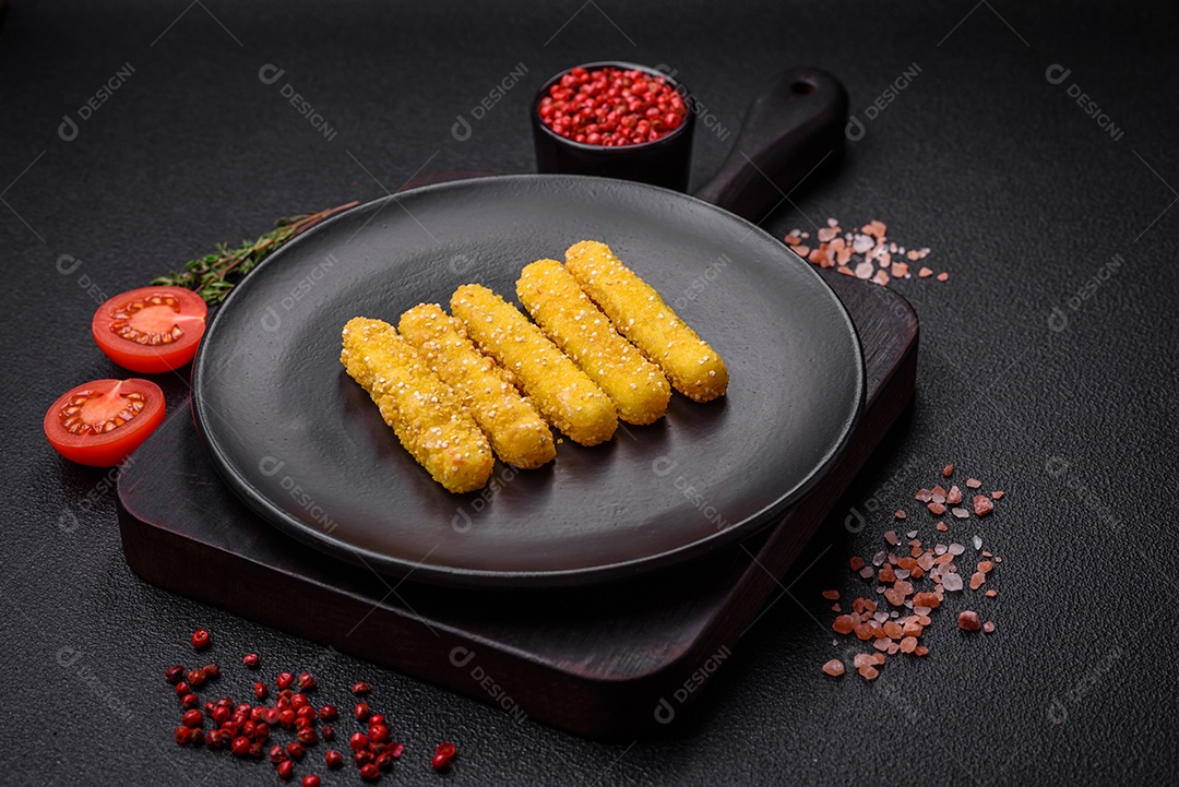 Deliciosos palitos de queijo crocante com mussarela, sal e especiarias, empanados e fritos em óleo. Comida rápida