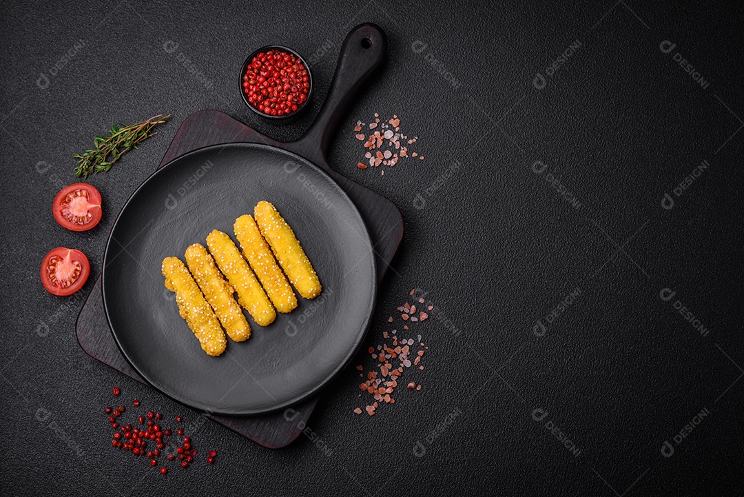 Deliciosos palitos de queijo crocante com mussarela, sal e especiarias, empanados e fritos em óleo. Comida rápida