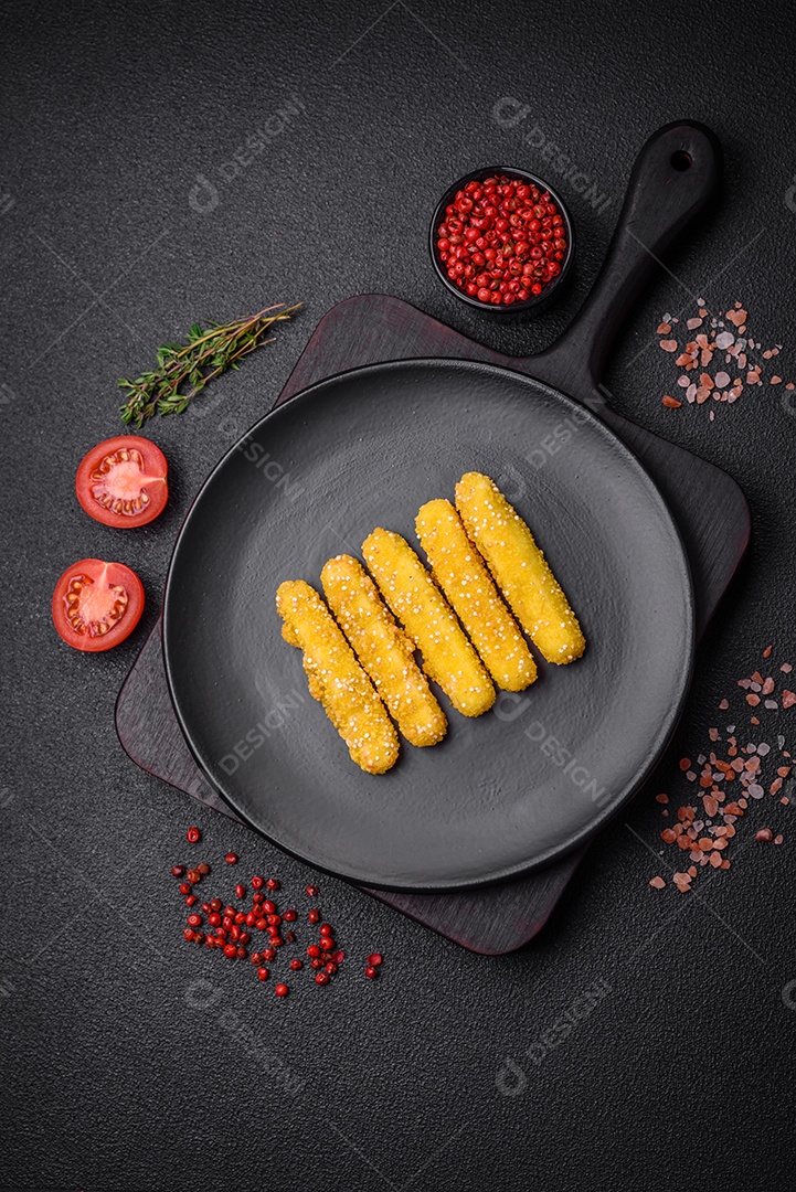 Deliciosos palitos de queijo crocante com mussarela, sal e especiarias, empanados e fritos em óleo. Comida rápida