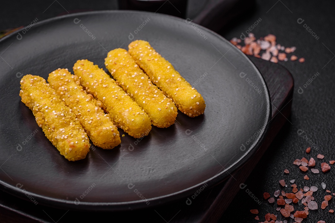 Deliciosos palitos de queijo crocante com mussarela, sal e especiarias, empanados e fritos em óleo. Comida rápida