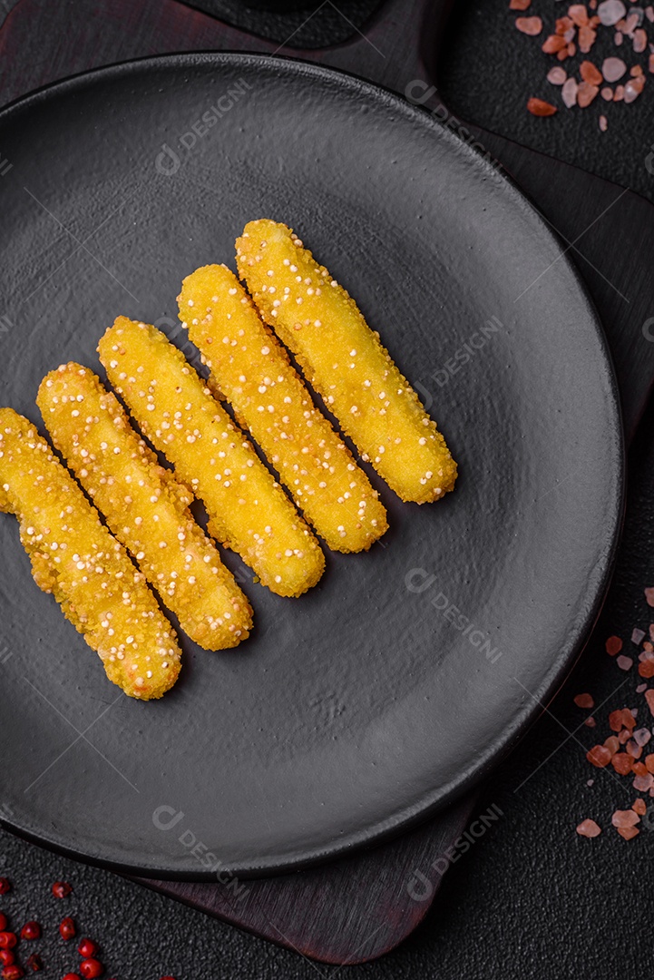 Deliciosos palitos de queijo crocante com mussarela, sal e especiarias, empanados e fritos em óleo. Comida rápida