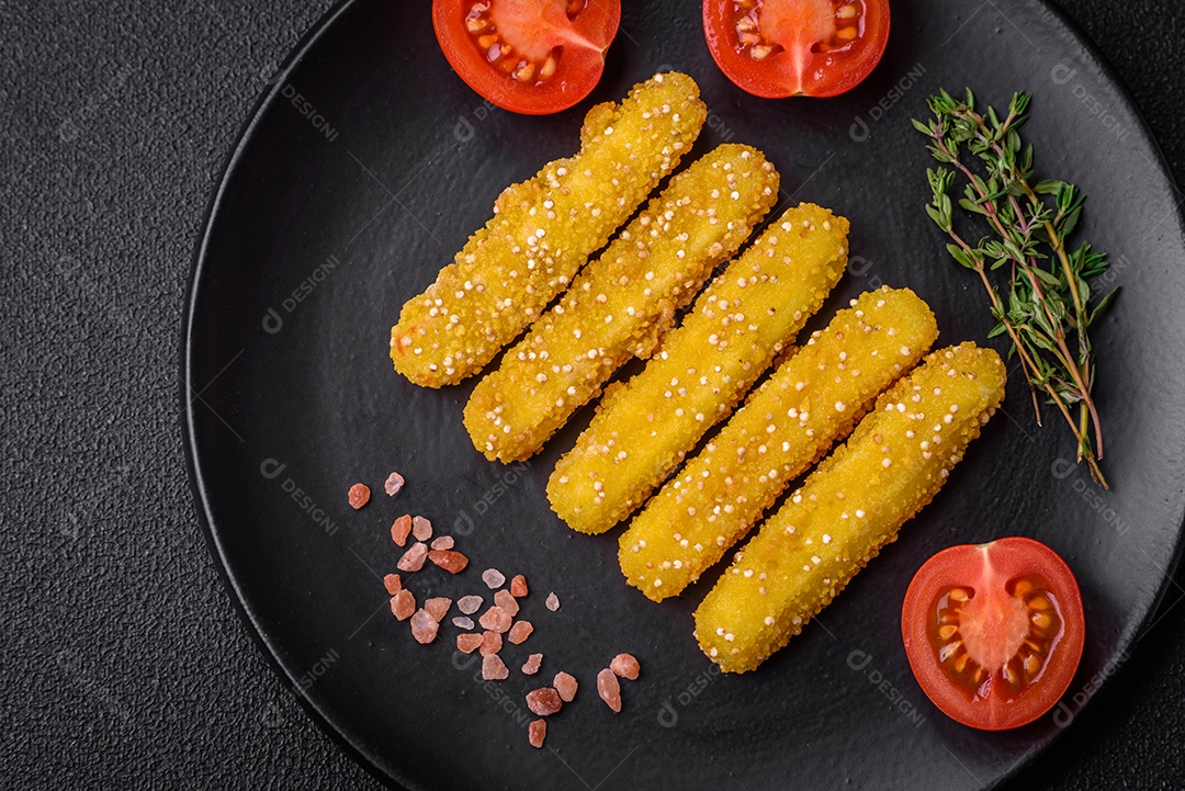 Deliciosos palitos de queijo crocante com mussarela, sal e especiarias, empanados e fritos em óleo. Comida rápida