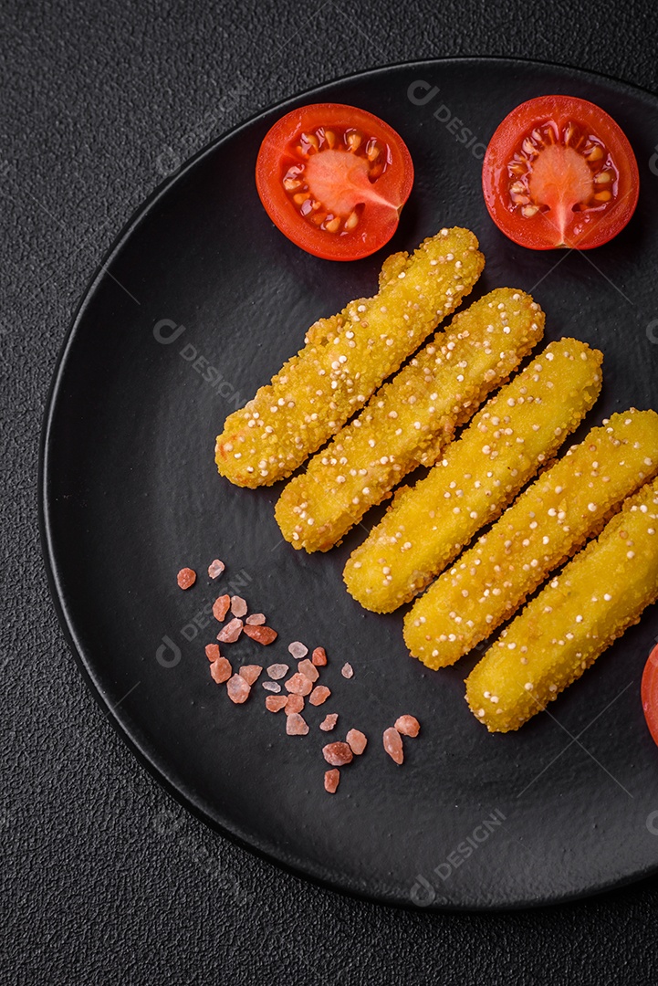 Deliciosos palitos de queijo crocante com mussarela, sal e especiarias, empanados e fritos em óleo. Comida rápida