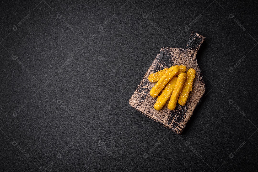 Deliciosos palitos de queijo crocante com mussarela, sal e especiarias, empanados e fritos em óleo. Comida rápida