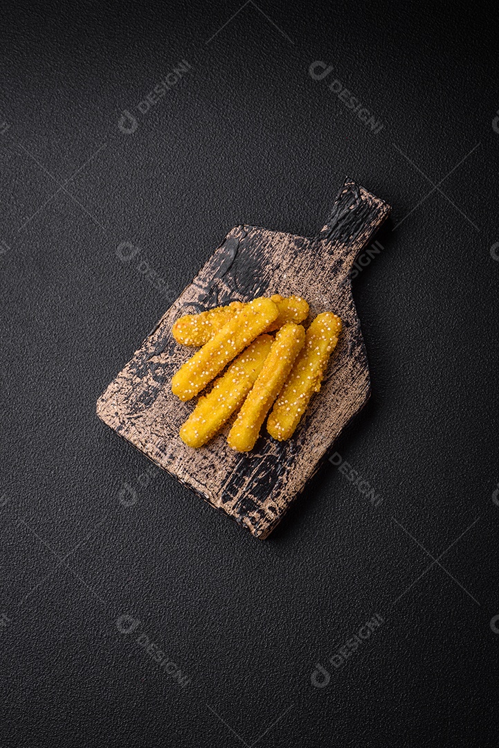 Deliciosos palitos de queijo crocante com mussarela, sal e especiarias, empanados e fritos em óleo. Comida rápida