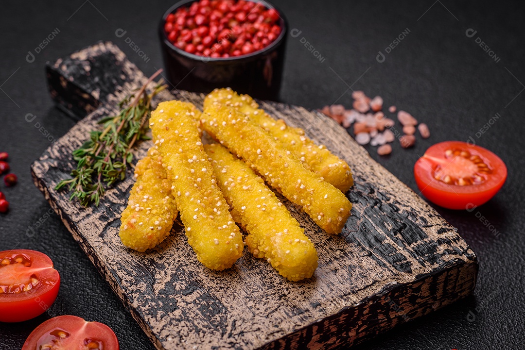 Deliciosos palitos de queijo crocante com mussarela, sal e especiarias, empanados e fritos em óleo. Comida rápida