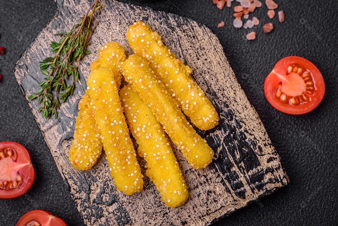 Deliciosos palitos de queijo crocante com mussarela, sal e especiarias, empanados e fritos em óleo. Comida rápida, take-away