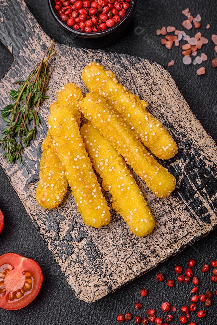 Deliciosos palitos de queijo crocante com mussarela, sal e especiarias, empanados e fritos em óleo. Comida rápida, take-away