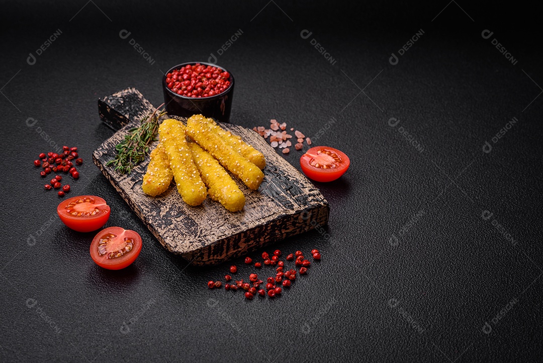 Deliciosos palitos de queijo crocante com mussarela, sal e especiarias, empanados e fritos em óleo. Comida rápida
