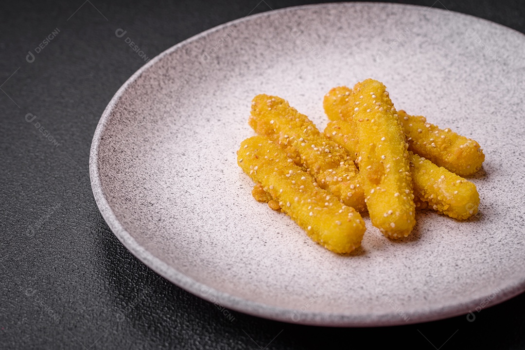Deliciosos palitos de queijo crocante com mussarela, sal e especiarias, empanados e fritos em óleo. Comida rápida