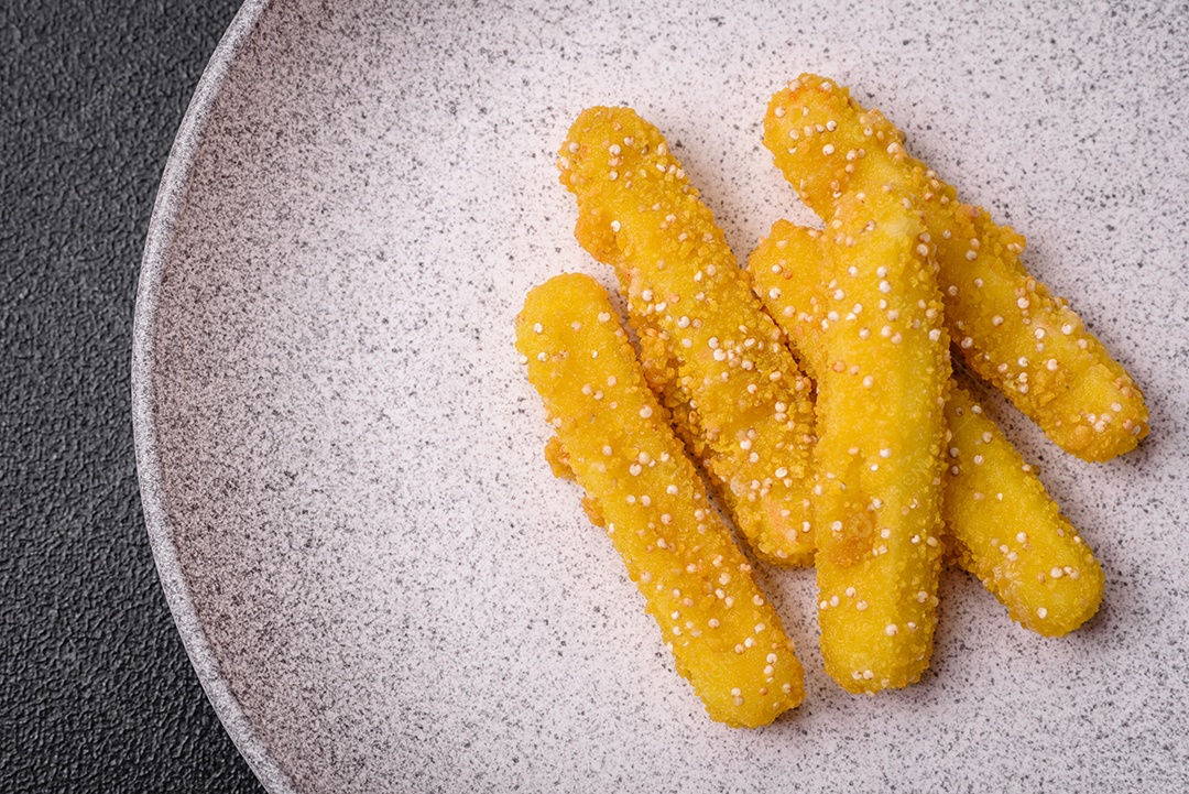 Deliciosos palitos de queijo crocante com mussarela, sal e especiarias, empanados e fritos em óleo. Comida rápida, take-away
