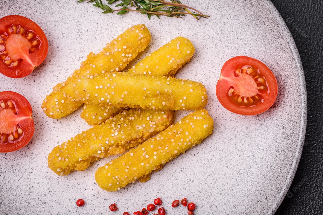 Deliciosos palitos de queijo crocante com mussarela, sal e especiarias, empanados e fritos em óleo. Comida rápida, take-away