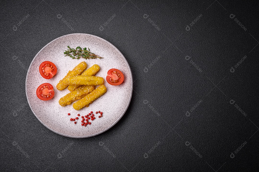 Deliciosos palitos de queijo crocante com mussarela, sal e especiarias, empanados e fritos em óleo. Comida rápida