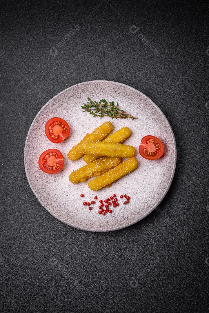 Deliciosos palitos de queijo crocante com mussarela, sal e especiarias, empanados e fritos em óleo. Comida rápida