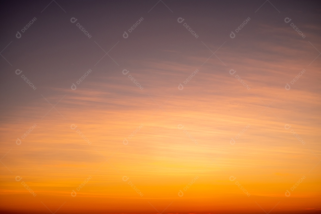 Céu com nuvens claras ao pôr do sol