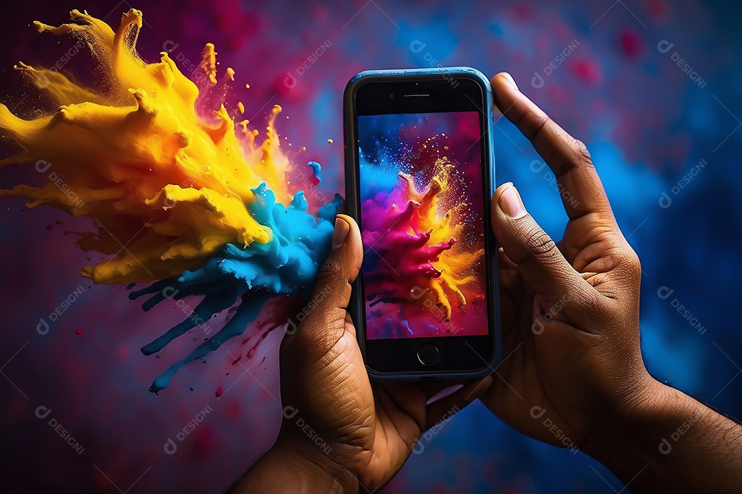 Celebração do holi mãos indianas seguram um telefone com uma explosão colorida