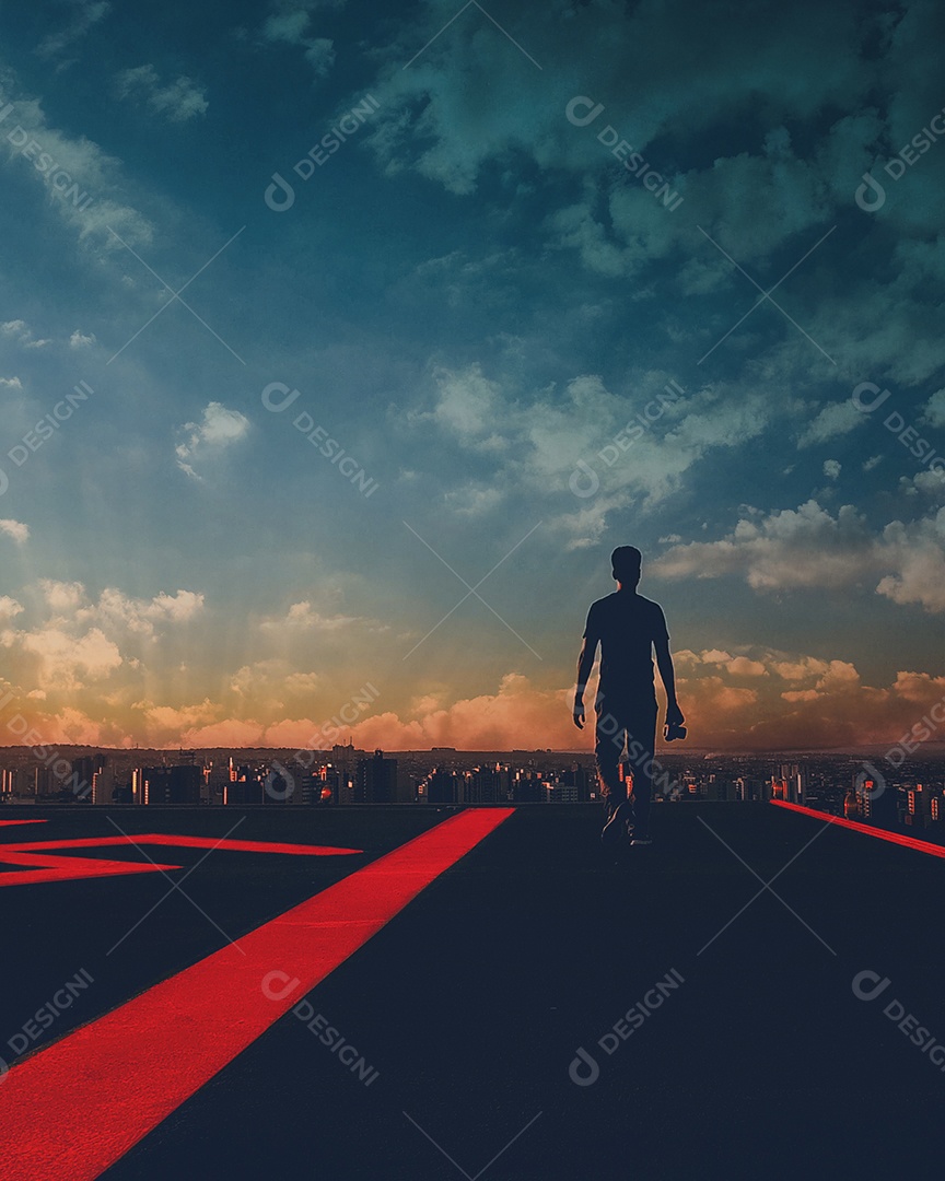 Silhueta de um homem caminhando no topo do prédio ao pôr do sol e céu nublado