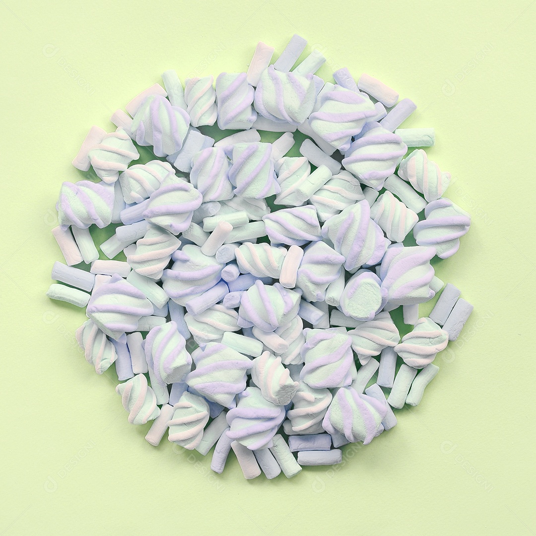 Muitos marshmallow colorido disposto em fundo de papel limão