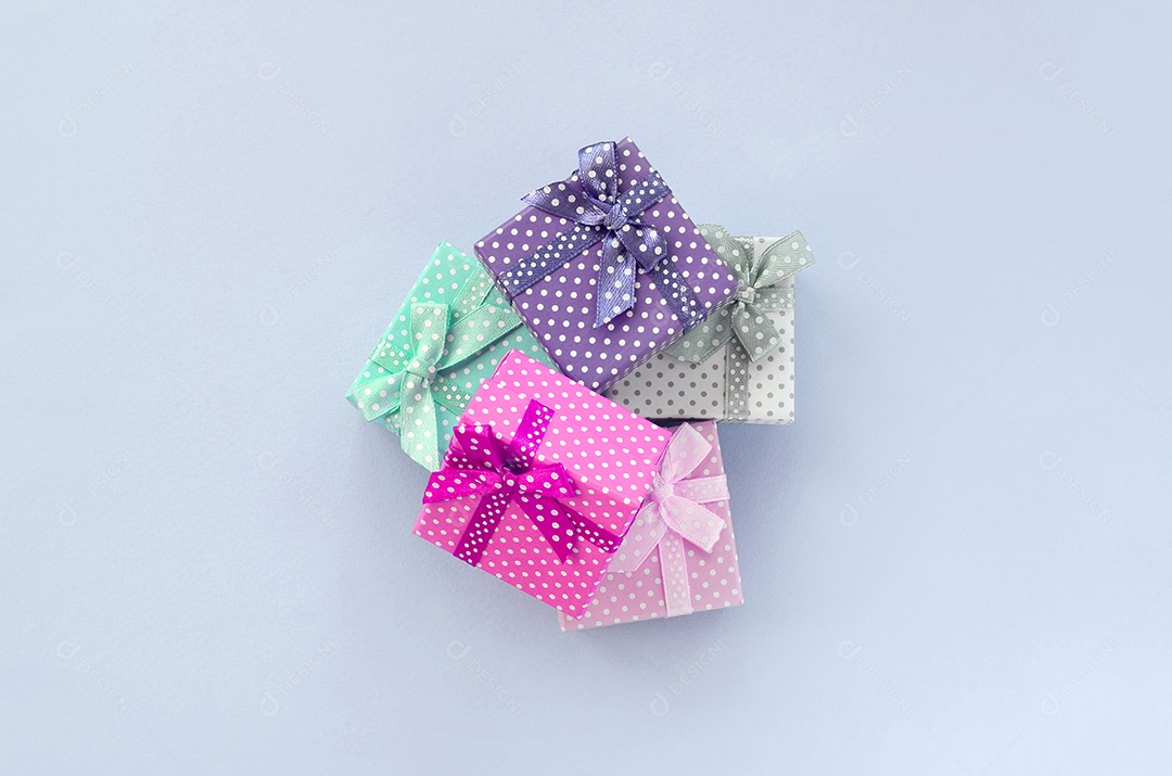 Caixas de presente decoradas sobre fundo  claro