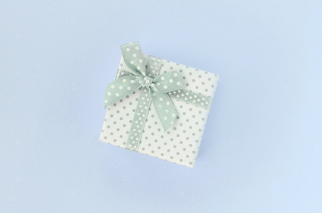 Caixa de presente cinza sobree fundo azul claro