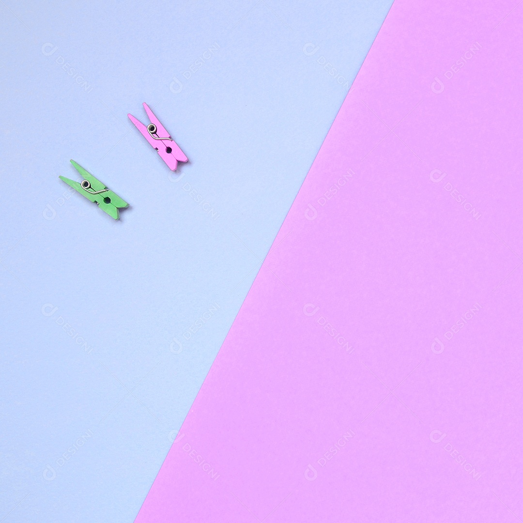 Textura de papel colorida e prendedores verdes e rosa