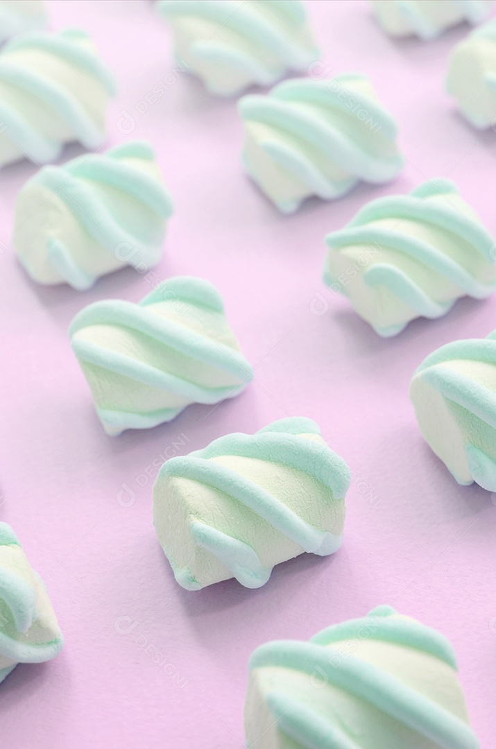 Marshmallow colorido disposto em fundo de papel limão