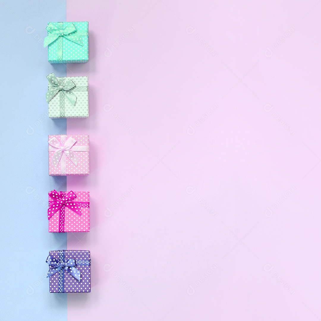Caixas de presente sobre fundo colorido em tons pastel