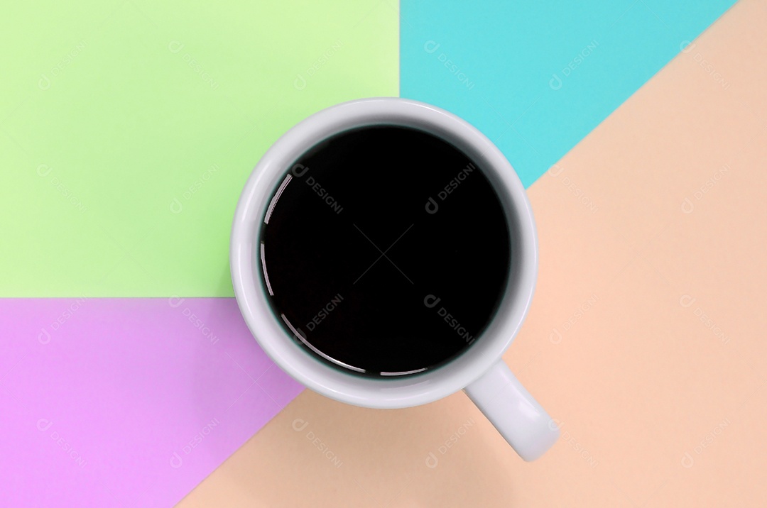 Xícara de café em fundo de papel colorido