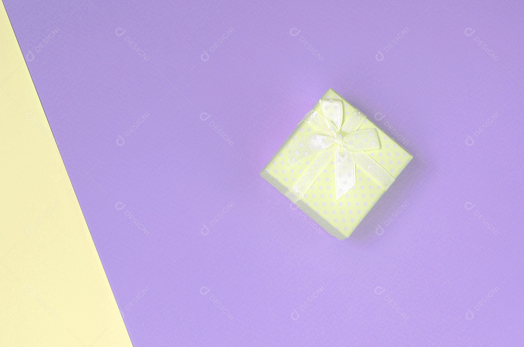 Caixa de presente amarelo sobre fundo de duas