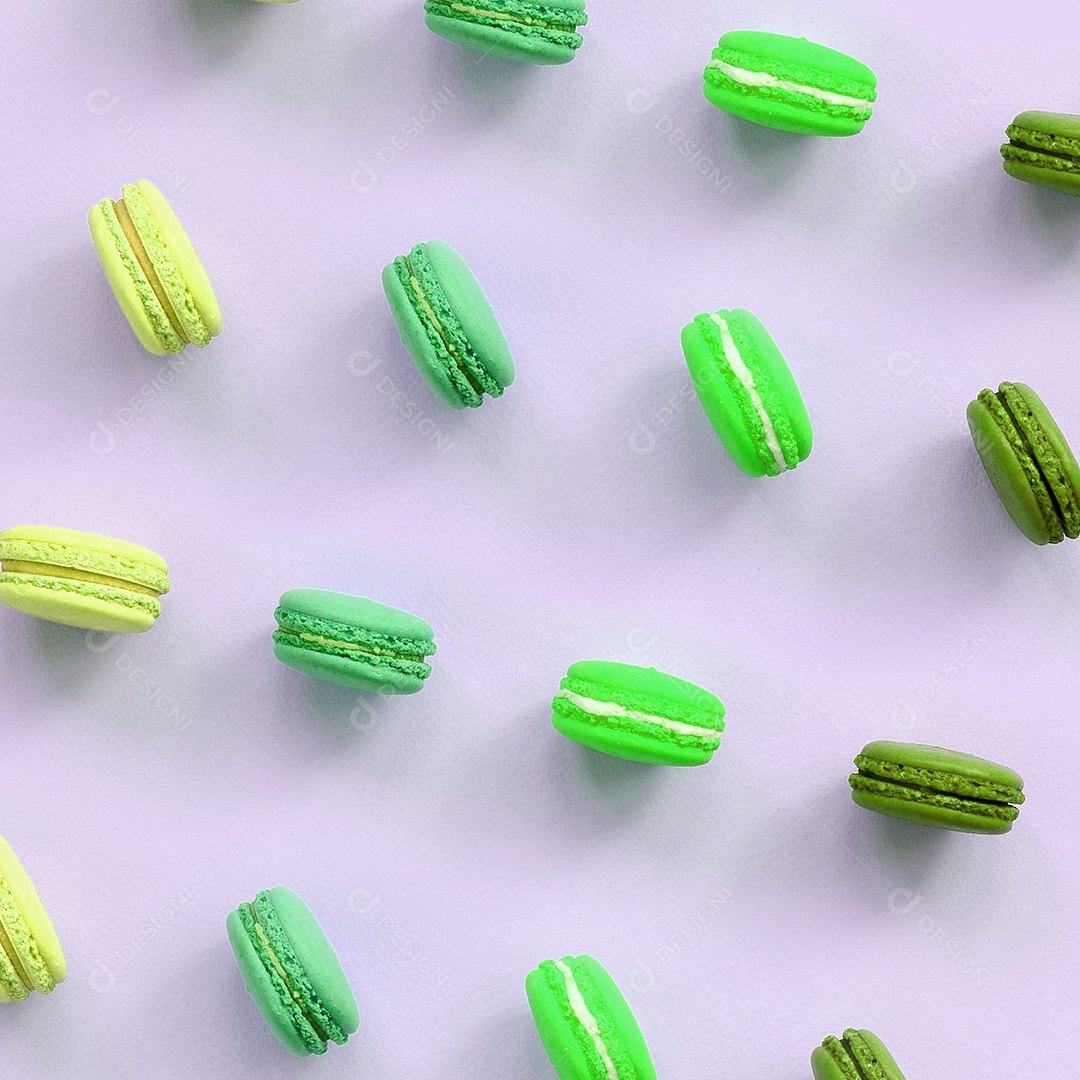 Macarons de pistache e amarelos sobre fundo claro