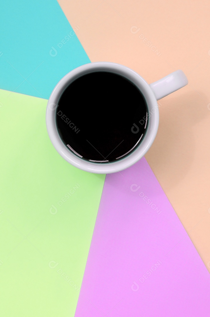 Xícara de café sobre fundo colorido de textura