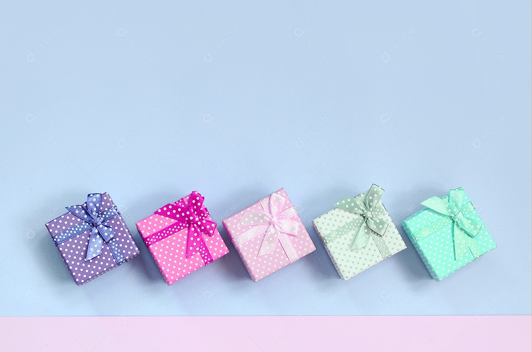Caixas de presentes sobre fundo azul