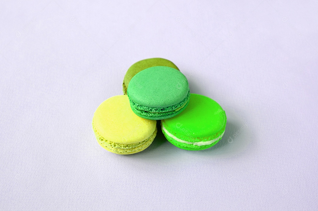 Macarons de pistache sobre fundo isolado calro