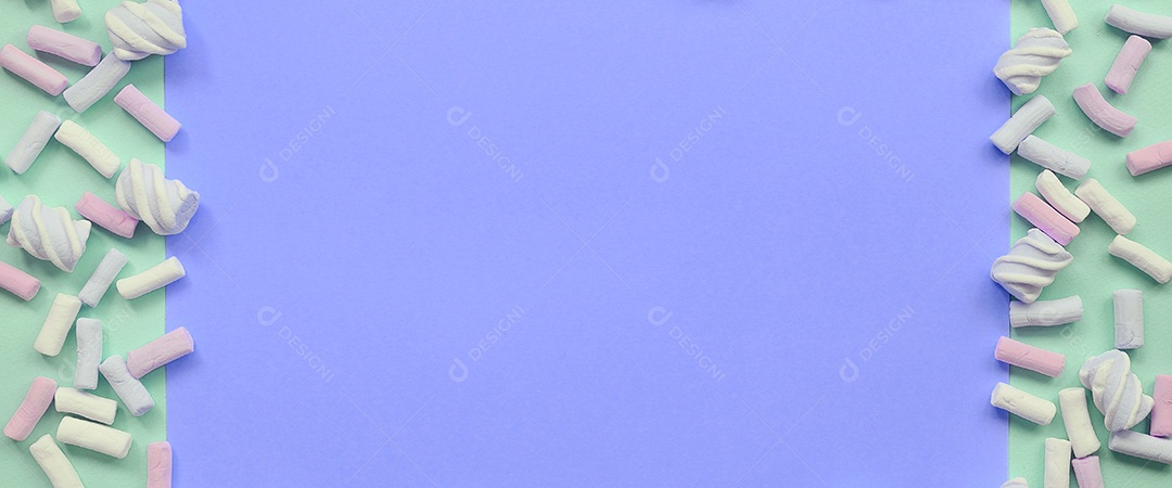 Vário marshmallow em fundo coloridos claro