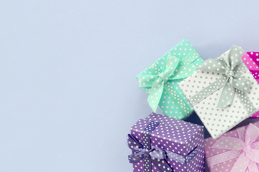 Caixas de presentes coloridos em fundo claro
