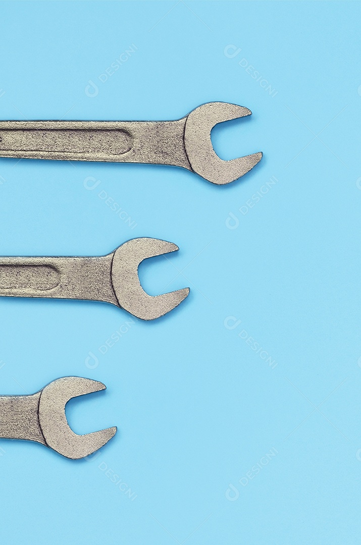 Ferramenta chave de boca em fundo azul