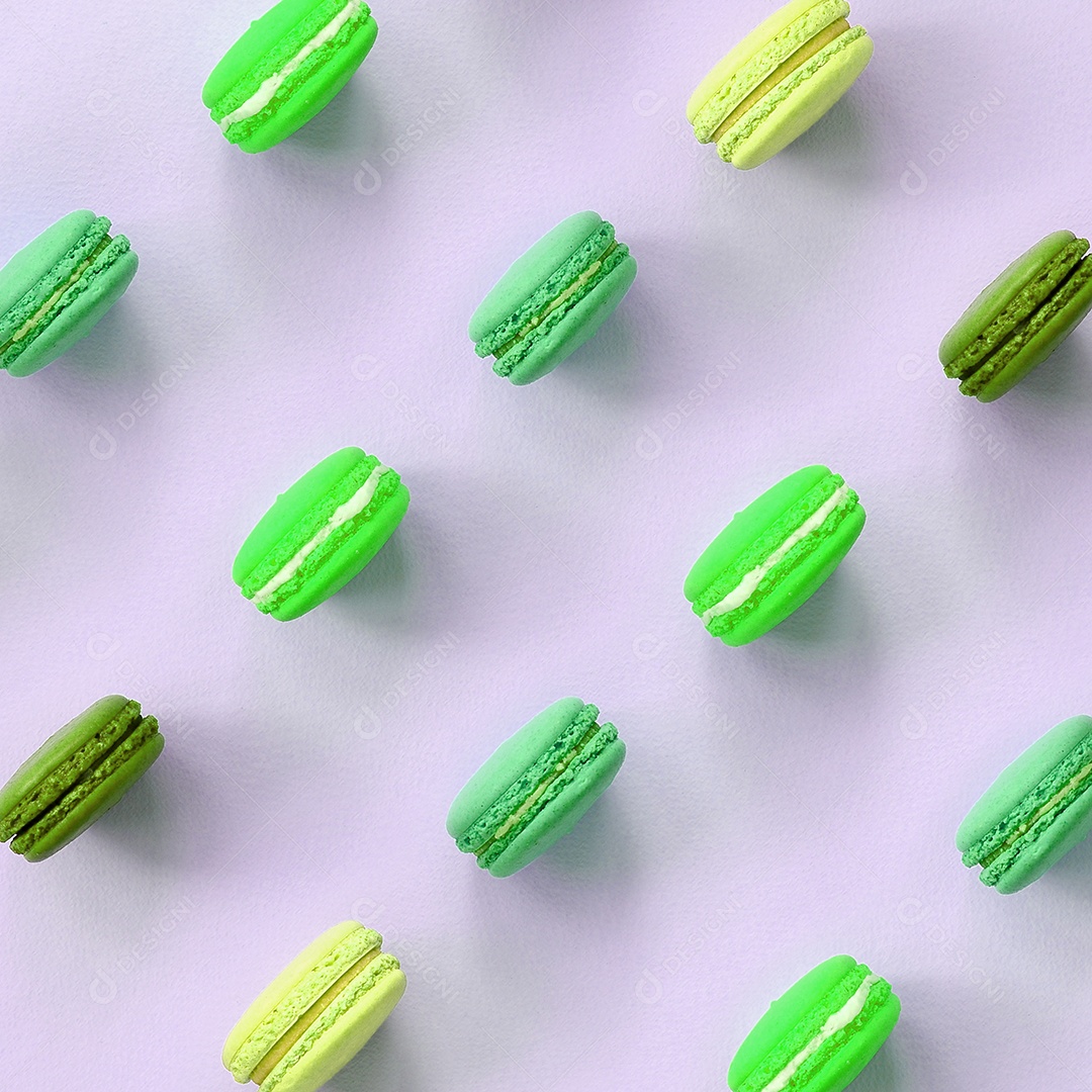 Bolo macaron verde sobre fundo claro
